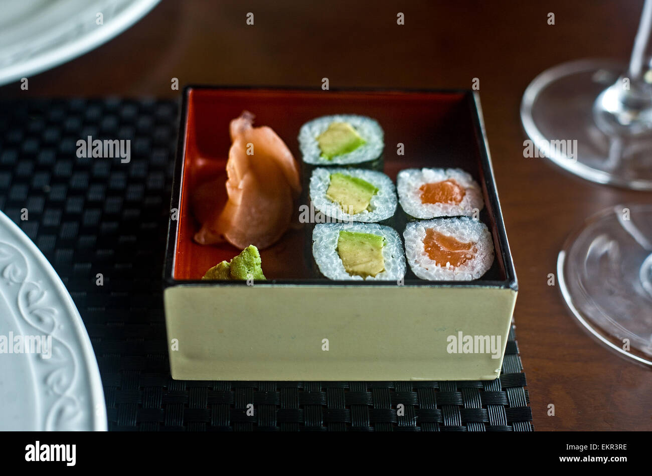 Un assortiment de nourriture japonaise servi une boîte en bois noir Banque D'Images