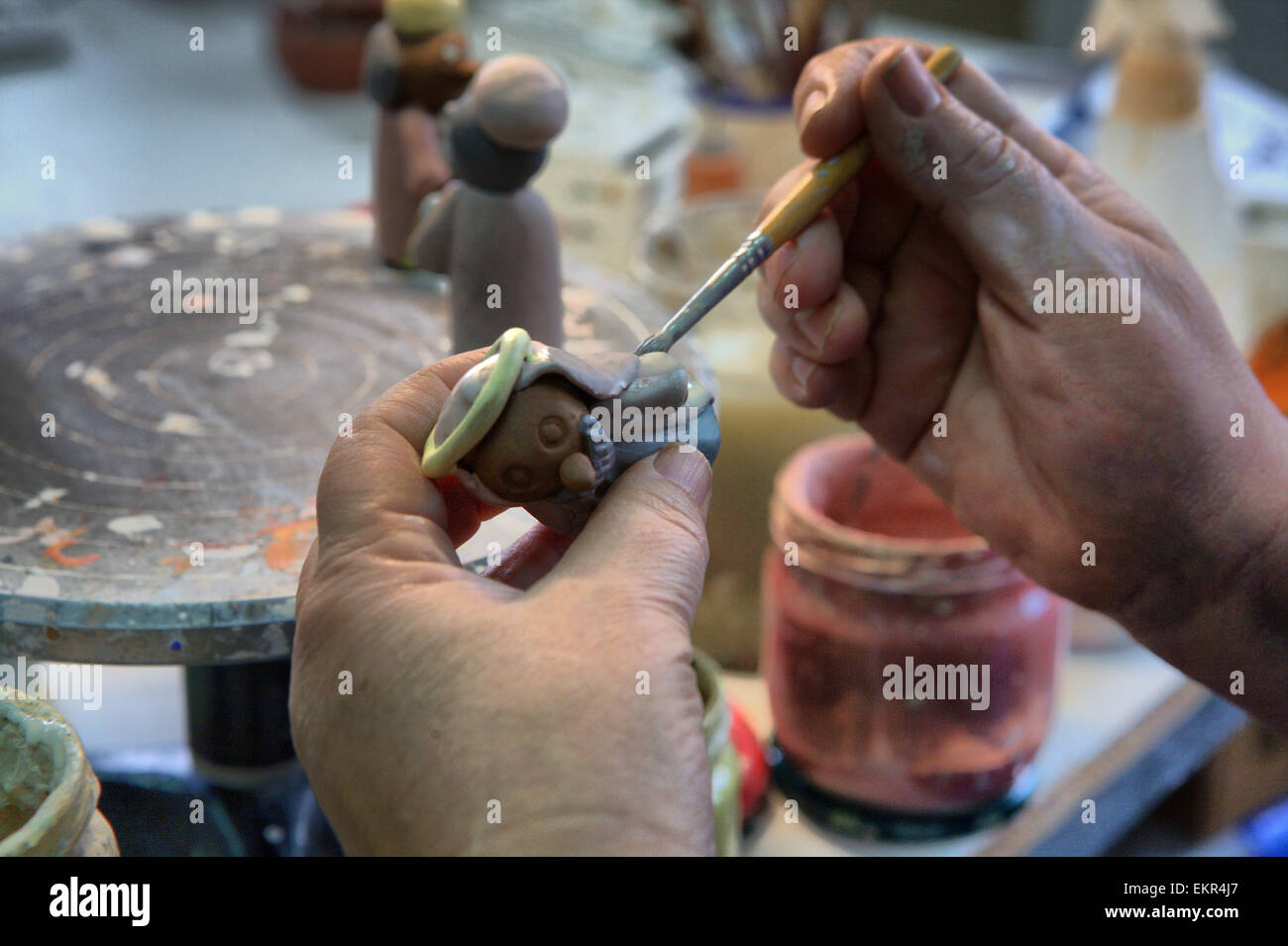 Peinture Sculpture en argile à la main dans l'atelier de poterie Banque D'Images