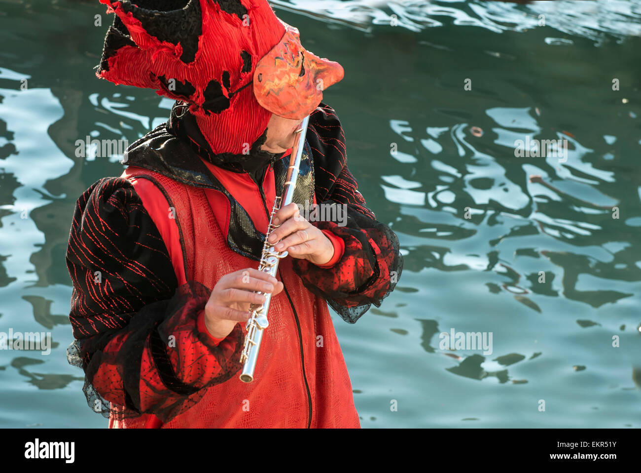 Carnaval de Venise. un musicien jouer la flûte Banque D'Images