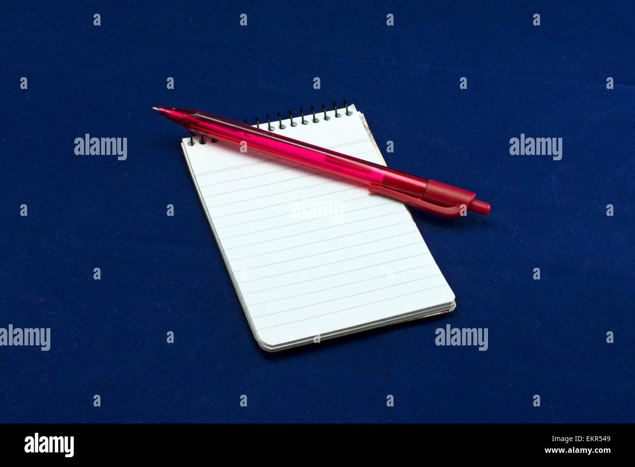 Un carnet de notes avec un stylo-bille rouge Banque D'Images