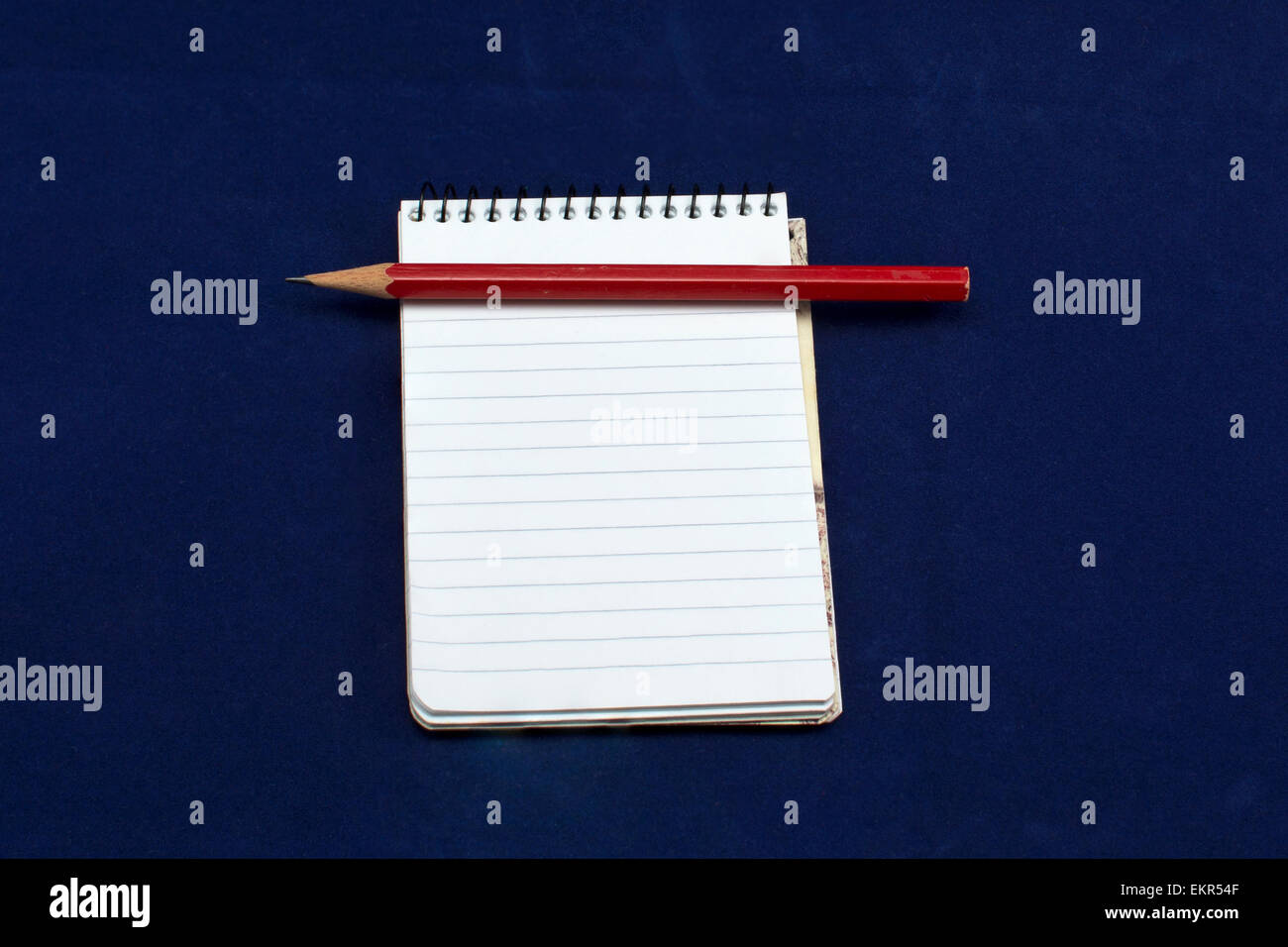 Carnet de notes et crayon rouge Banque D'Images