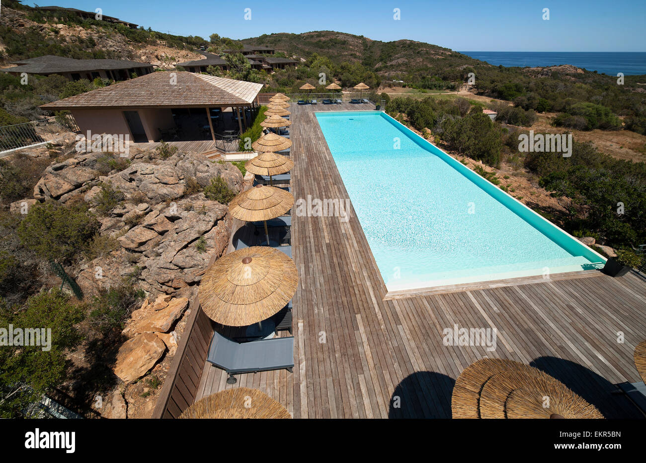 Piscine dans un complexe à un jour d'été ensoleillé près de la mer Banque D'Images