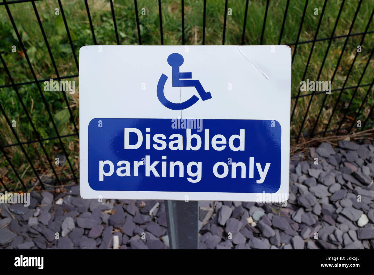 Seul signe de stationnement pour personnes handicapées Banque D'Images
