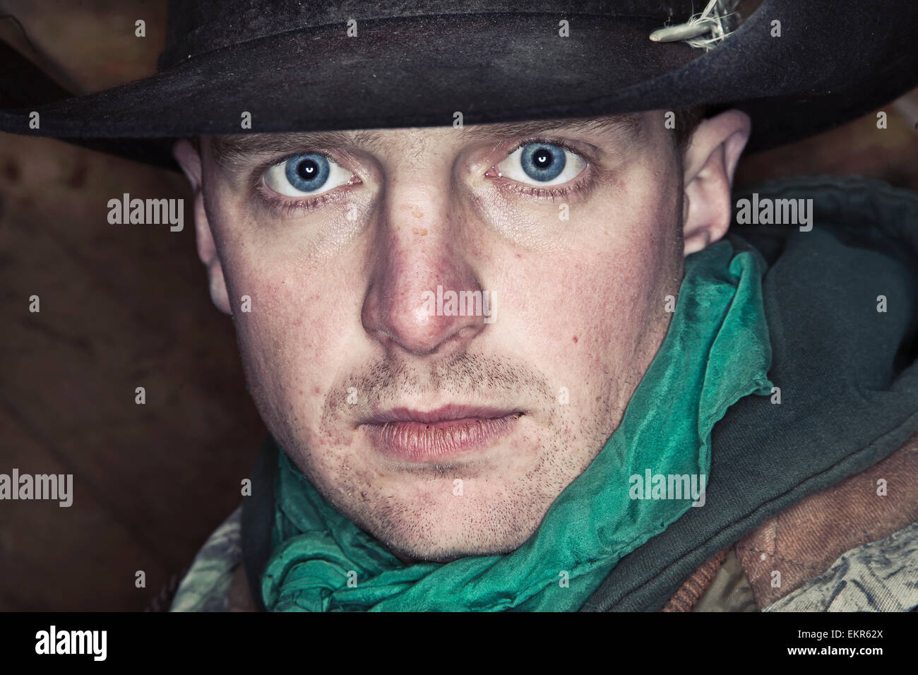 Un homme avec des yeux bleus regardant la caméra. Banque D'Images