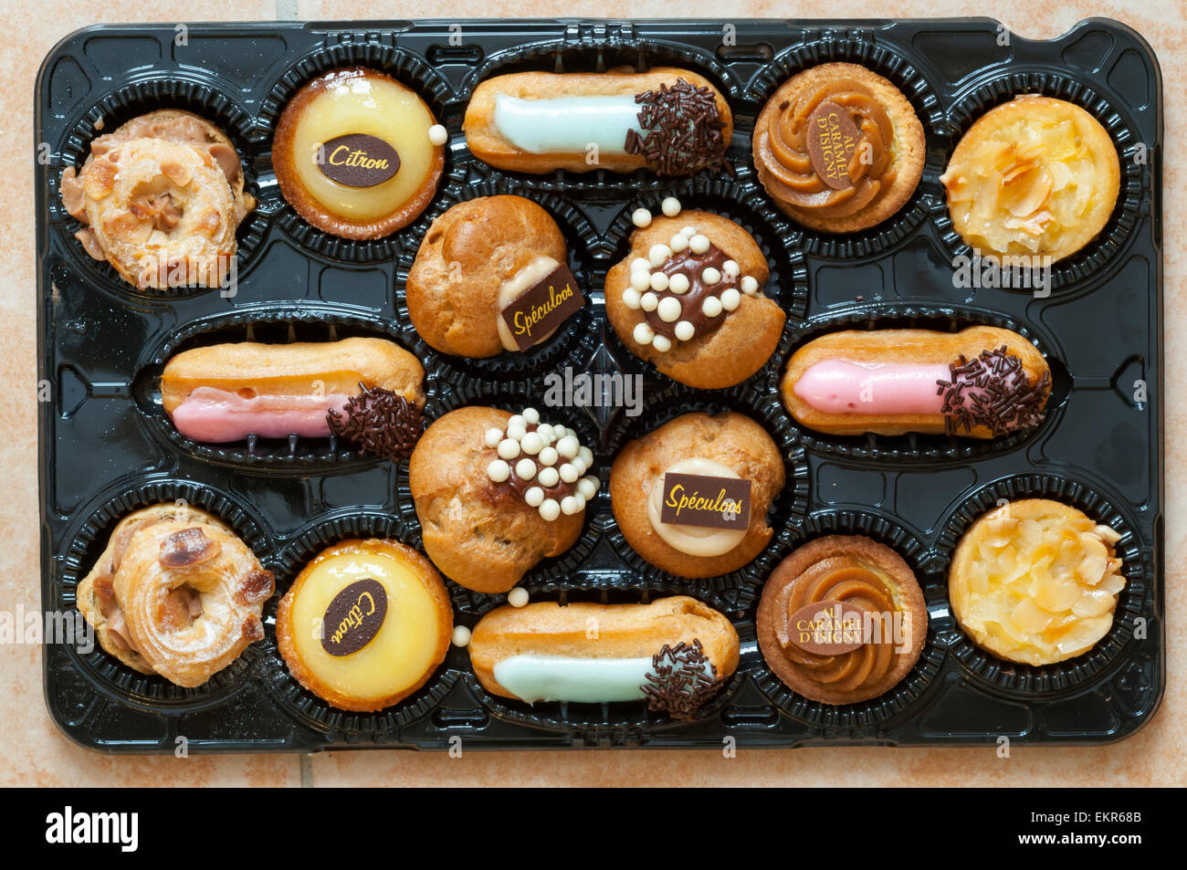Une sélection de pâtisseries miniatures. Banque D'Images