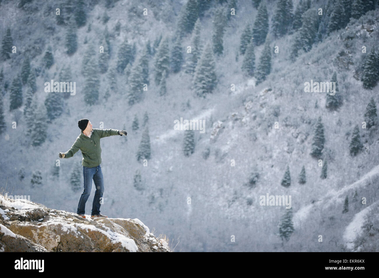 Un homme sur un affleurement rocheux dans les montagnes. Banque D'Images