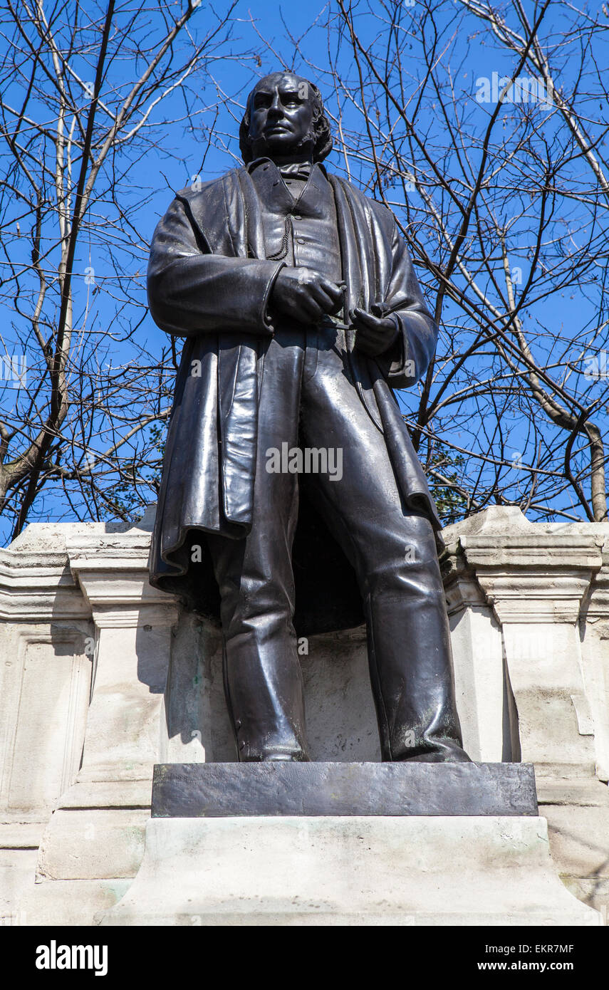 Une statue du célèbre ingénieur civil Isambard Kingdom Brunel situé le long de l'Ebankment Victoria à Londres. Banque D'Images