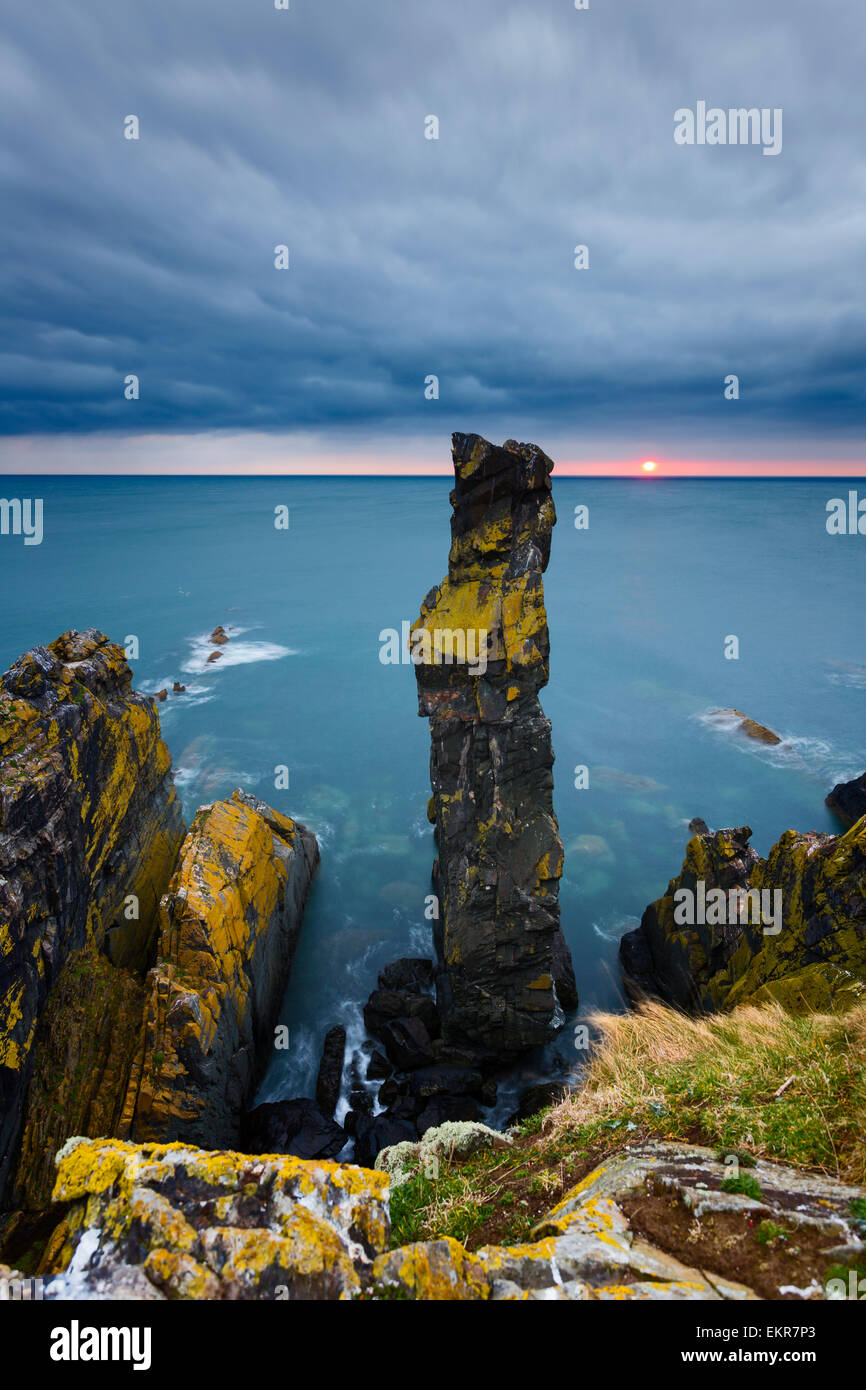 Lever du soleil au-dessus de la mer du Nord à partir de la falaise sur la côte le Berwickshire bords Banque D'Images