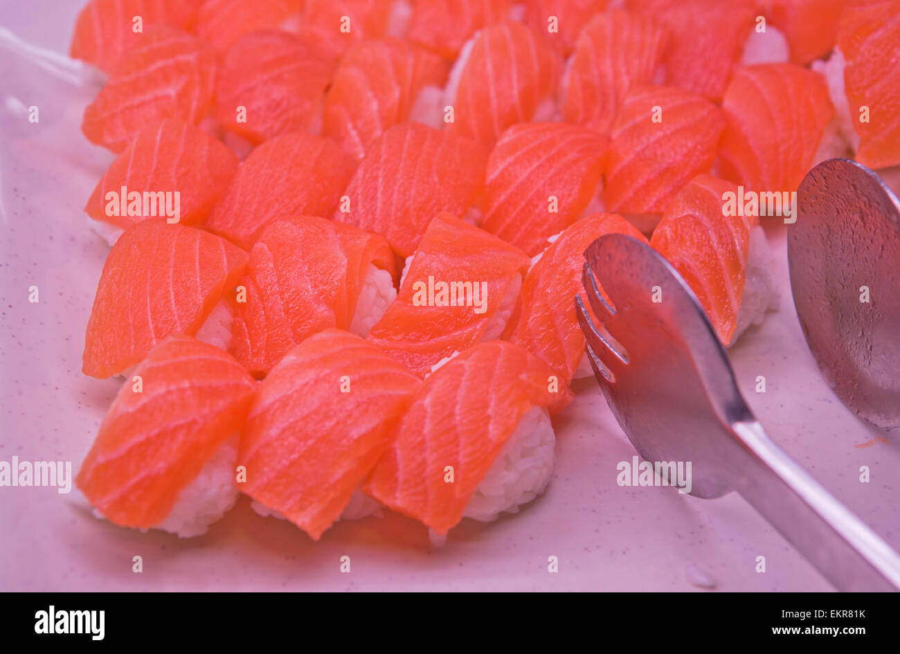 Des sushis au saumon - la cuisine japonaise traditionnelle Banque D'Images
