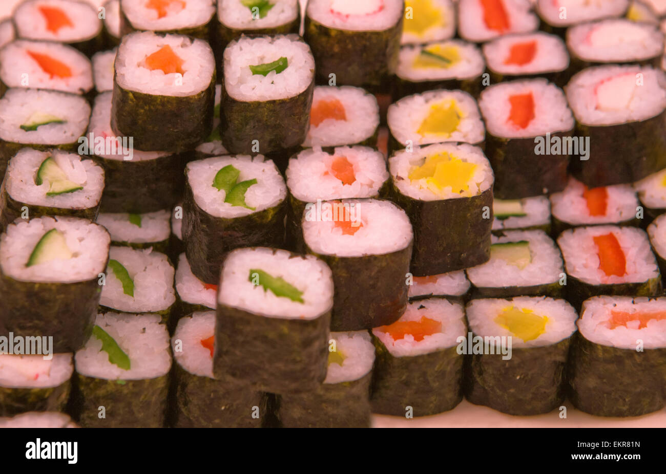 La cuisine japonaise. Sushi Maki rouleau avec des légumes à l'intérieur Banque D'Images