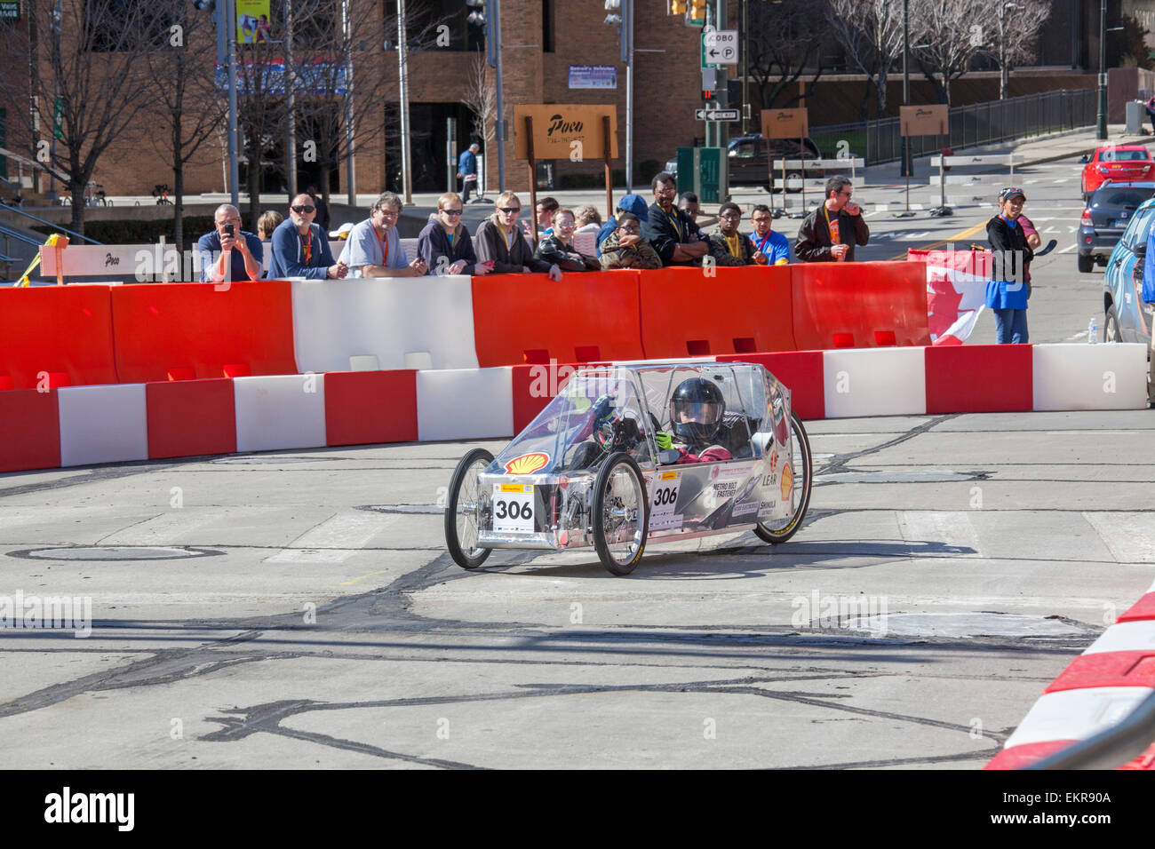 Detroit, Michigan - une université jésuite de Detroit high school student durs dans le Shell Eco-Marathon. Banque D'Images