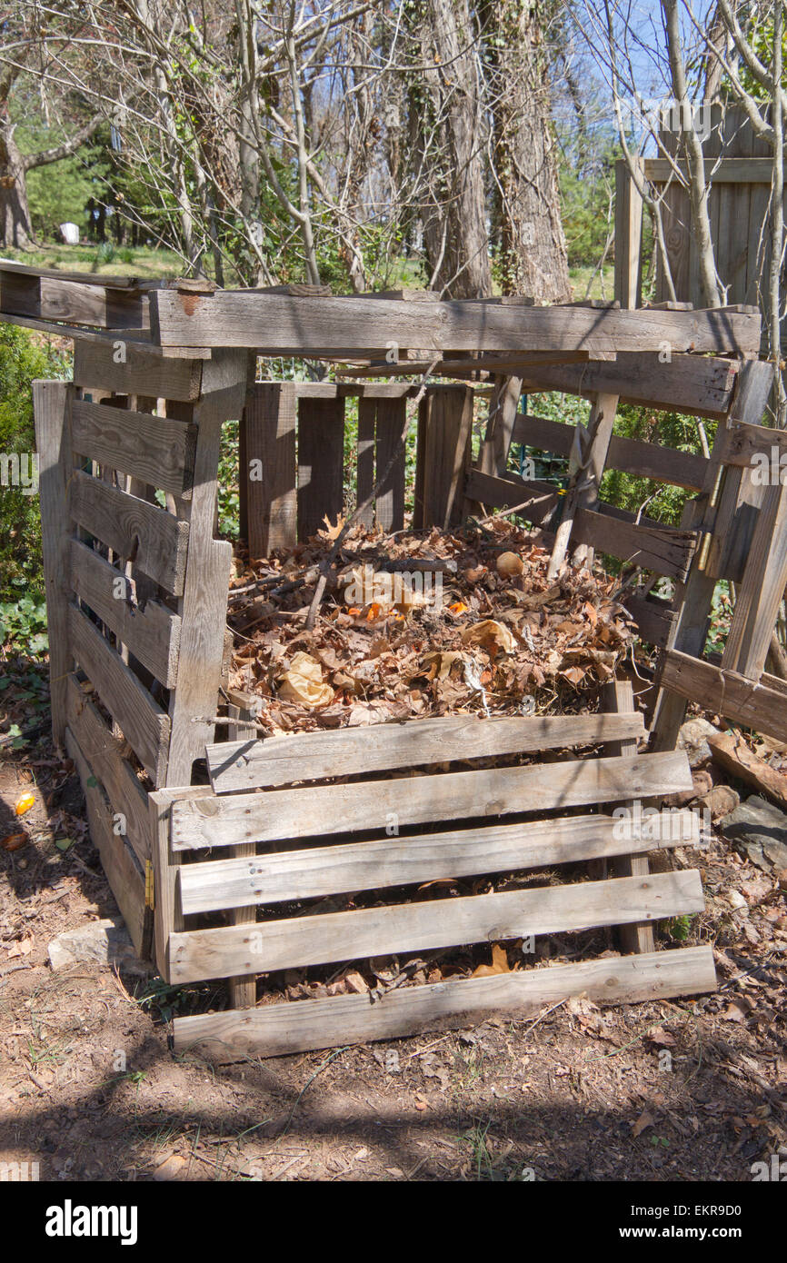 Un bac à compost fait maison à l'extérieur fait de bois recyclé et plein de niveaux différents de compost à différents stades de décomposition Banque D'Images