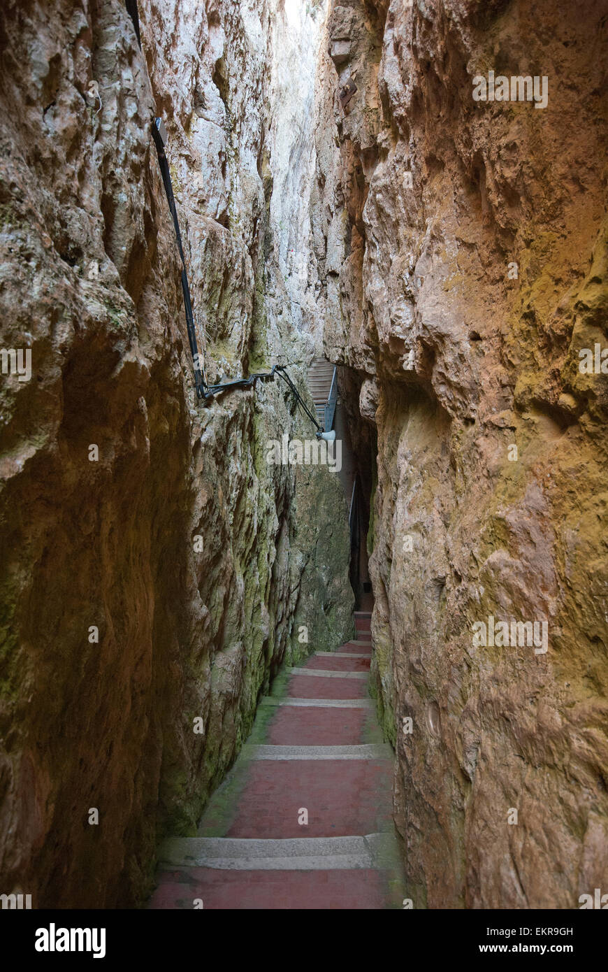 Passage dans le Split Mountain (Montagna Spaccata), Mont Orlando Regional Park, Gaeta, Latium, Italie Banque D'Images