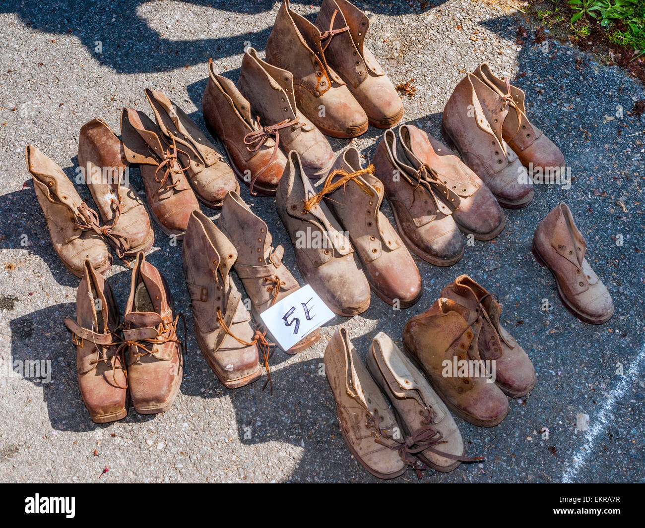 Paires de bottes en cuir ancien en plein air juste - France. Banque D'Images