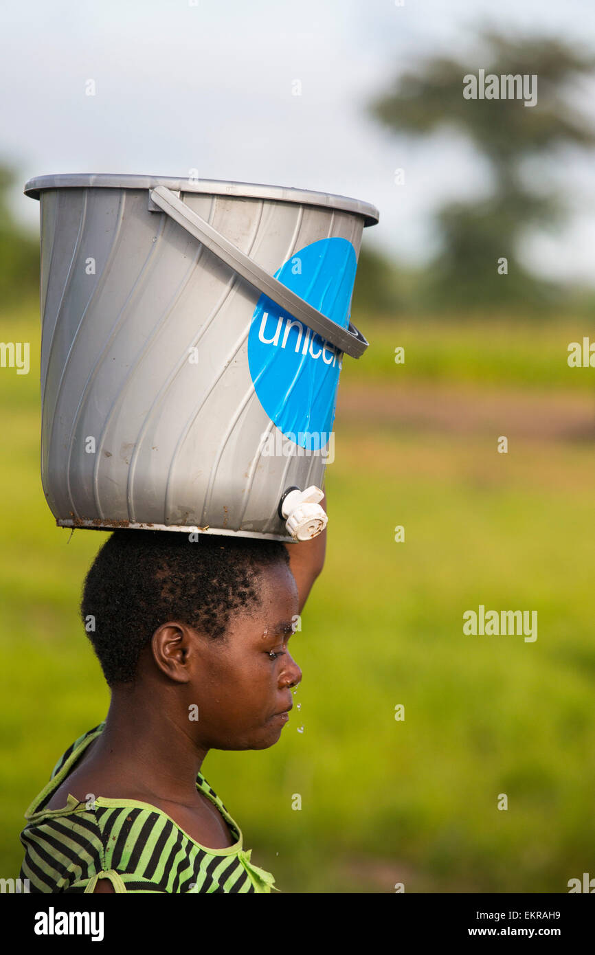 A la mi-janvier 2015, une période de trois jours de pluies excessives a unprecedneted les inondations au petit pays pauvre d'Afrique du Malawi. Il déplacé près de 250 000 personnes, a dévasté 64 000 hectares d'alnd, et tué plusieurs centaines de personnes. Cette photo montre une des femmes déplacées transportent de l'eau dans le camp de réfugiés de Chiteskesa, camp de réfugiés près de Mulanje. Banque D'Images