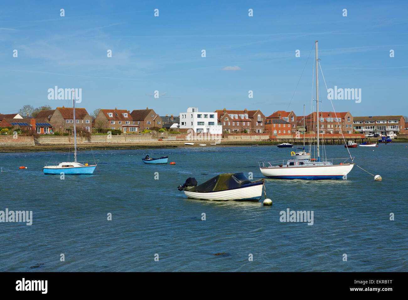 Bateaux amarrés dans le port Emsworth lors d'une journée ensoleillée. Des yachts, des petits bateaux avec la ville en arrière-plan Banque D'Images