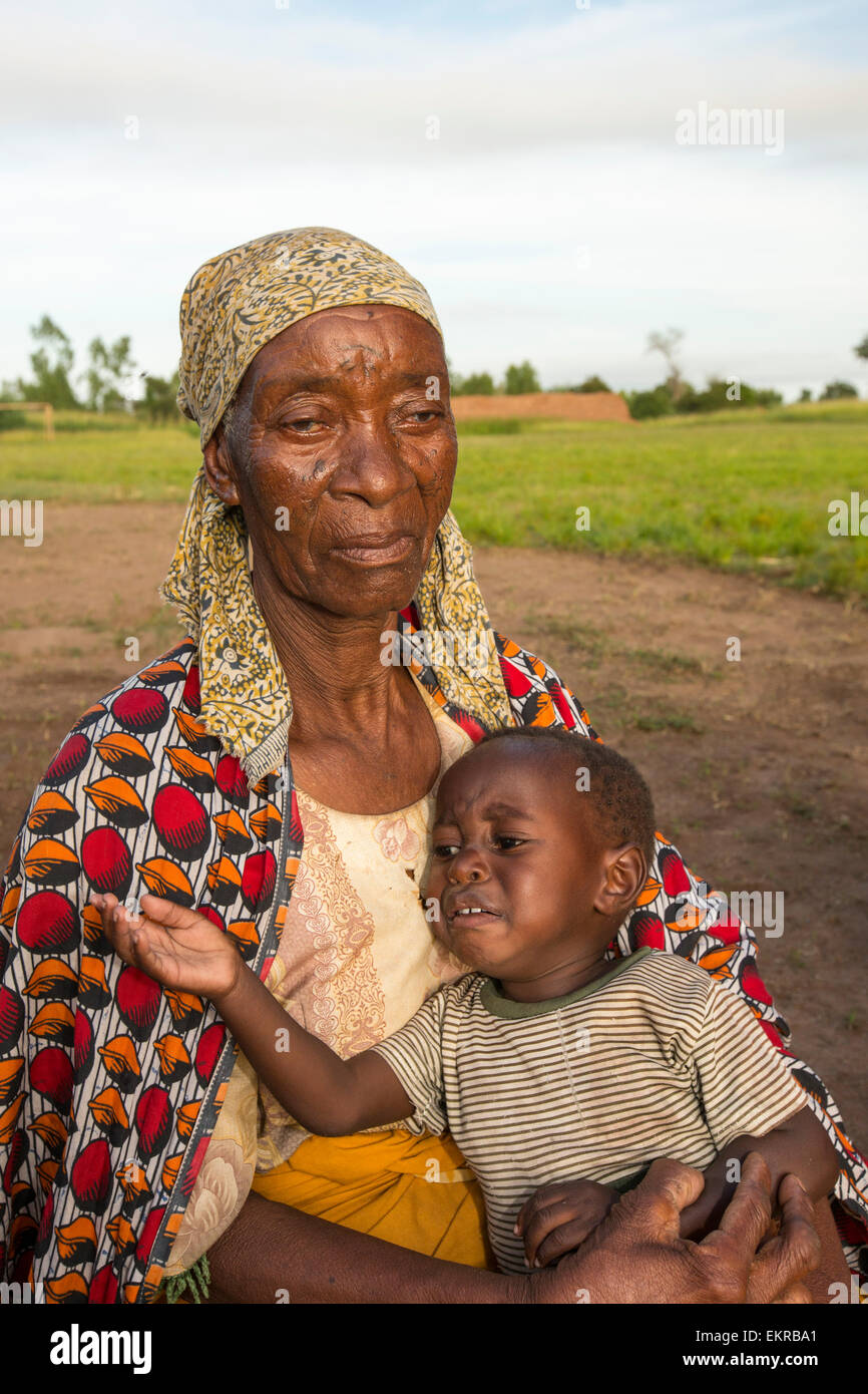 A la mi-janvier 2015, une période de trois jours de pluies excessives a unprecedneted les inondations au petit pays pauvre d'Afrique du Malawi. Il déplacé près de 250 000 personnes, a dévasté 64 000 hectares d'alnd, et tué plusieurs centaines de personnes. Cette photo montre une grand-mère et enfant déplacées dans Chiteskesa, camp de réfugiés près de Mulanje. Banque D'Images