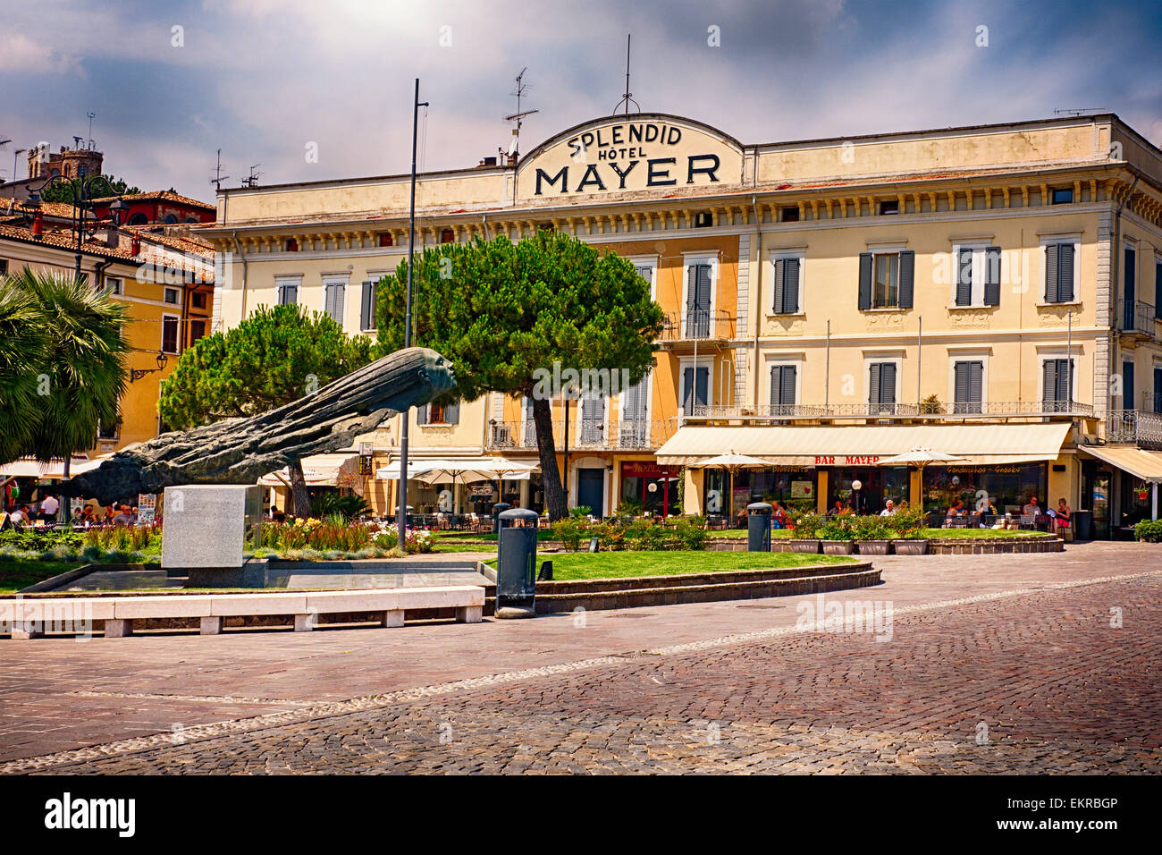 Vue frontale de l'hôtel Mayer et splendide, Desenzano del Garda, Italie Banque D'Images