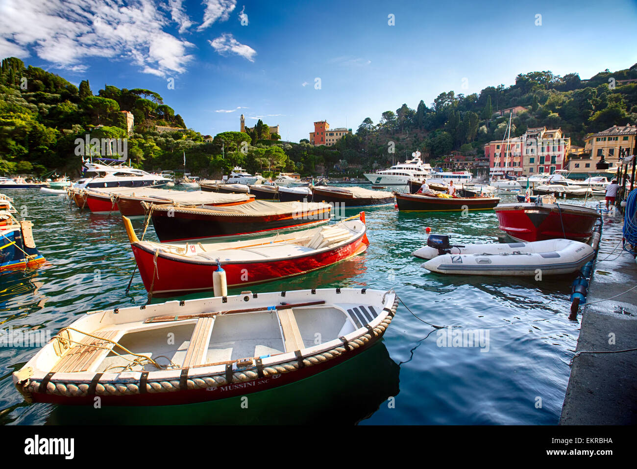 Les petits bateaux ancrés dans le port de Portofino, Italie, Ligurioa Banque D'Images