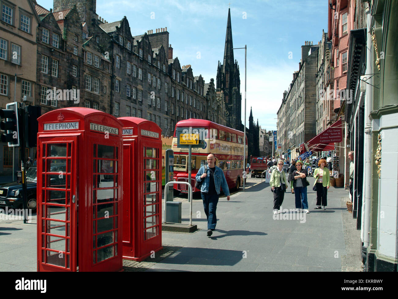 Des cabines téléphoniques le long de la Royal Mile à Édimbourg, Écosse Royaume-Uni GB Europe Banque D'Images