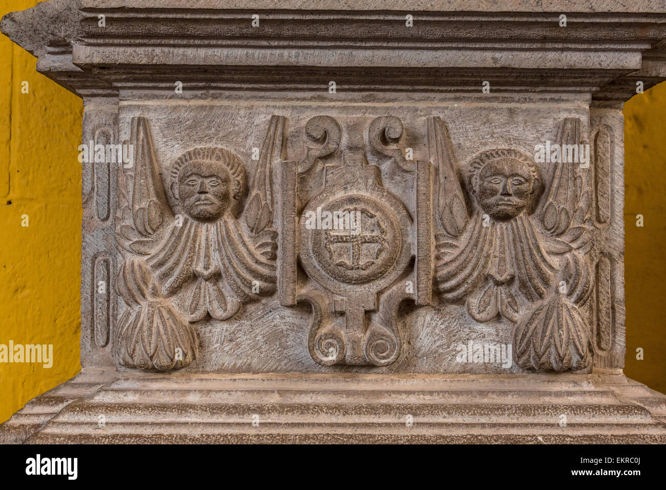 Pérou, Cusco. La sculpture sur pierre à l'intérieur du monastère de Santo Domingo, construit sur et autour du temple du soleil inca, Temple du Soleil. Banque D'Images