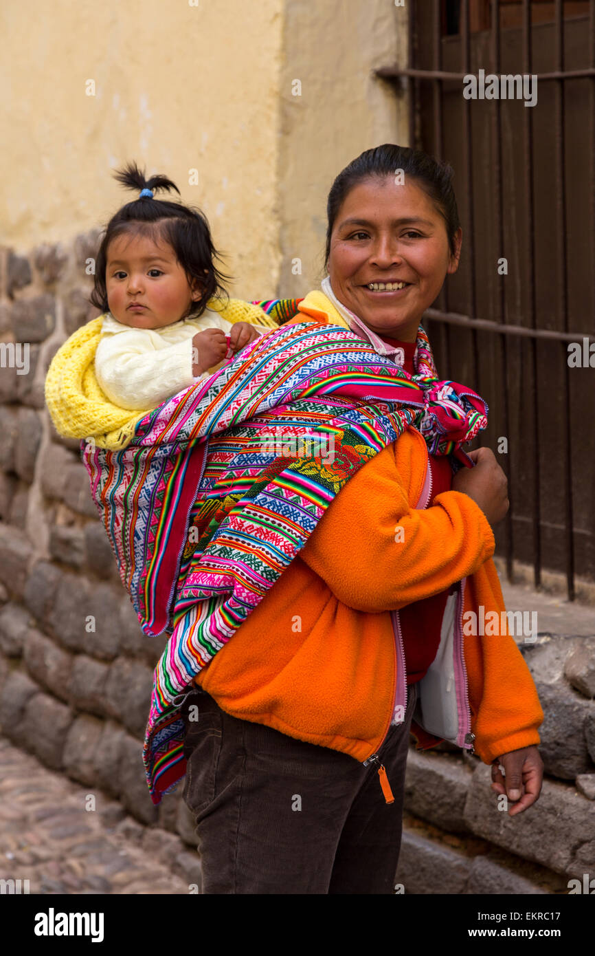 Pérou, Cusco. Le Quechua Mère et fille. Banque D'Images