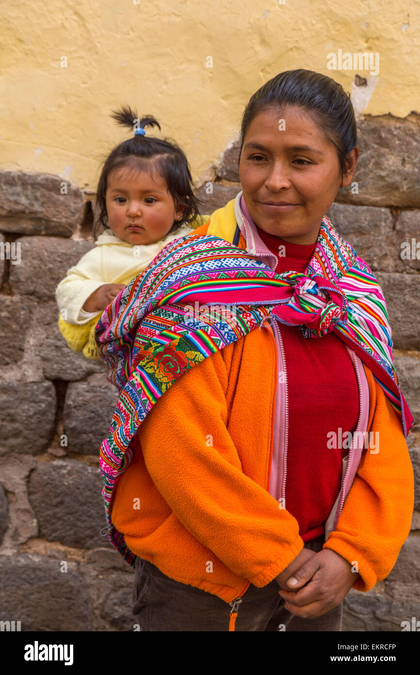 Pérou, Cusco. Le Quechua Mère et fille. Banque D'Images