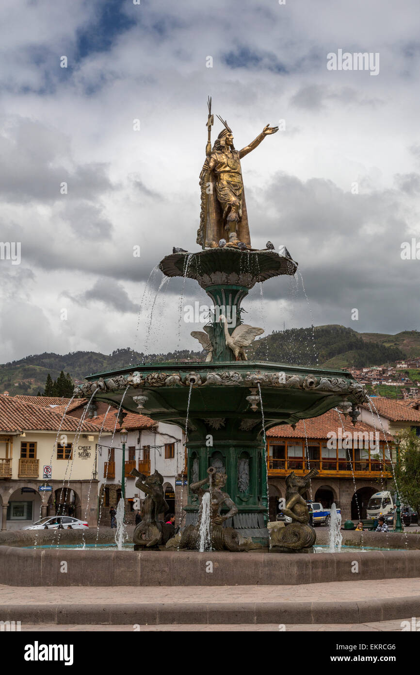 Pérou, Cusco. Roi Inca Pachacutec sur fontaine dans la Plaza de Armas. Banque D'Images