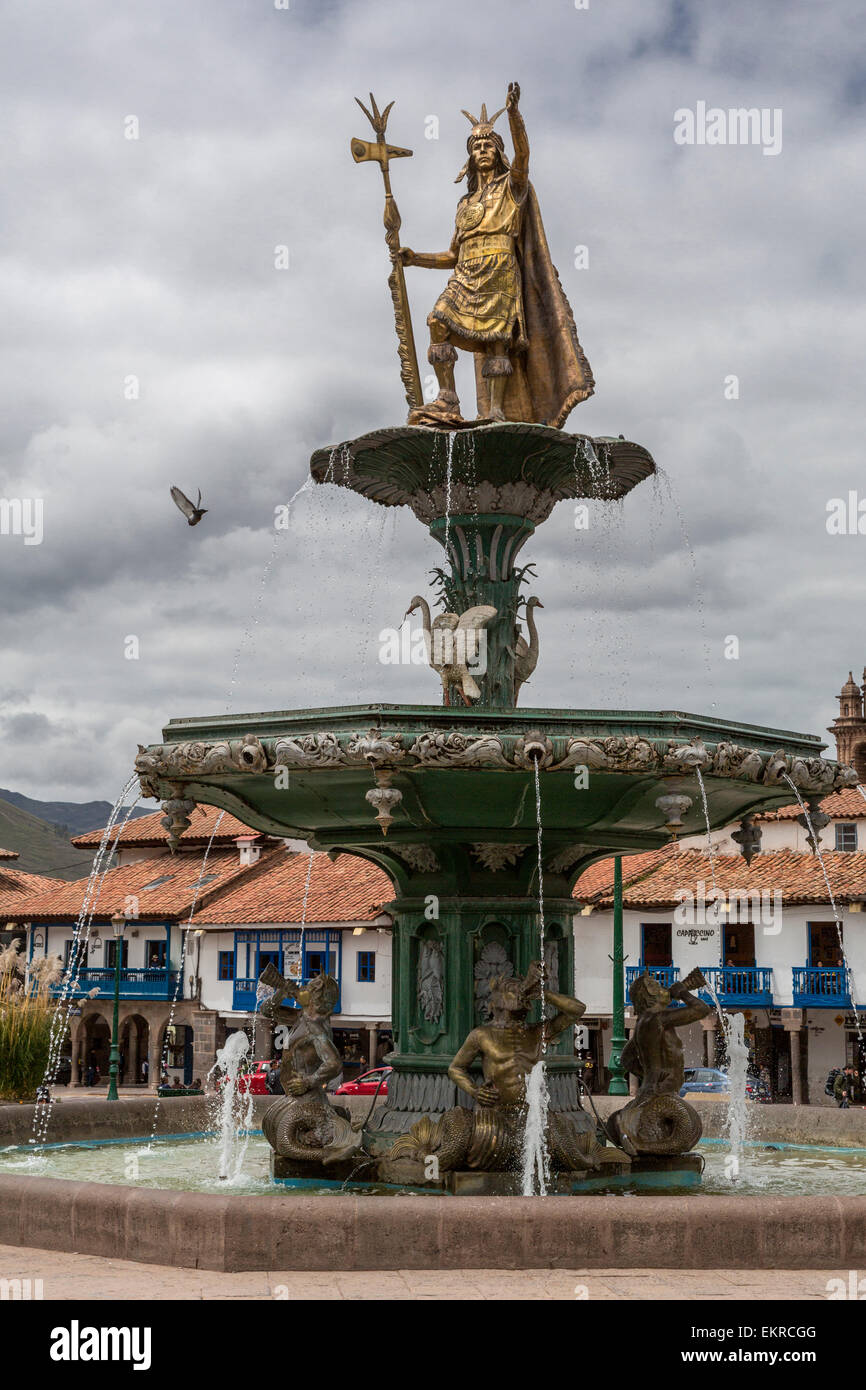 Pérou, Cusco. Roi Inca Pachacutec sur fontaine dans la Plaza de Armas. Banque D'Images