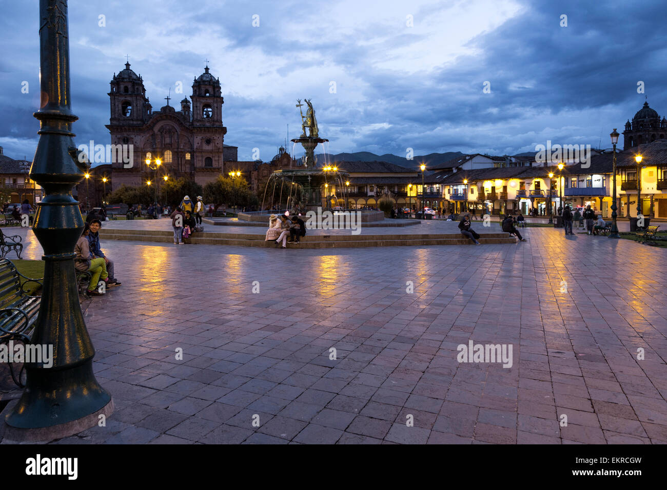 Pérou, Cusco. Plaza de Armas de nuit. L'église de la Compania en arrière-plan. Banque D'Images