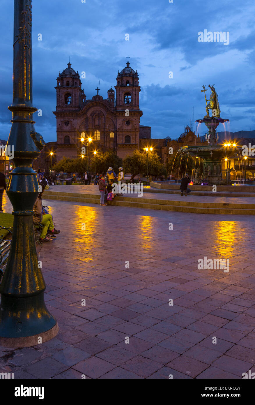 Pérou, Cusco. Plaza de Armas de nuit. L'église de la Compania en arrière-plan. Banque D'Images
