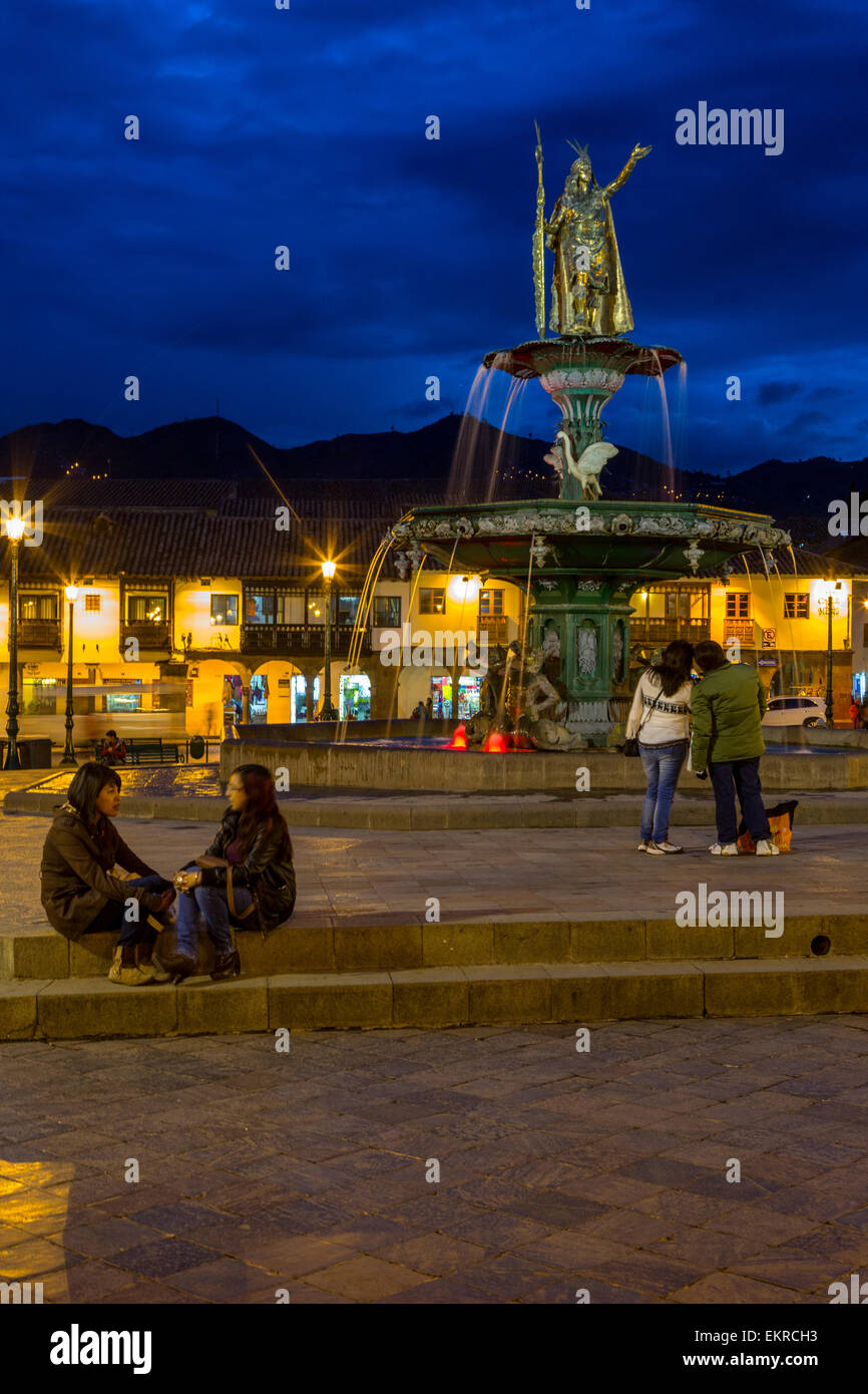 Pérou, Cusco. Plaza de Armas de nuit. Roi Inca Pachacutec sur Fontaine. Banque D'Images