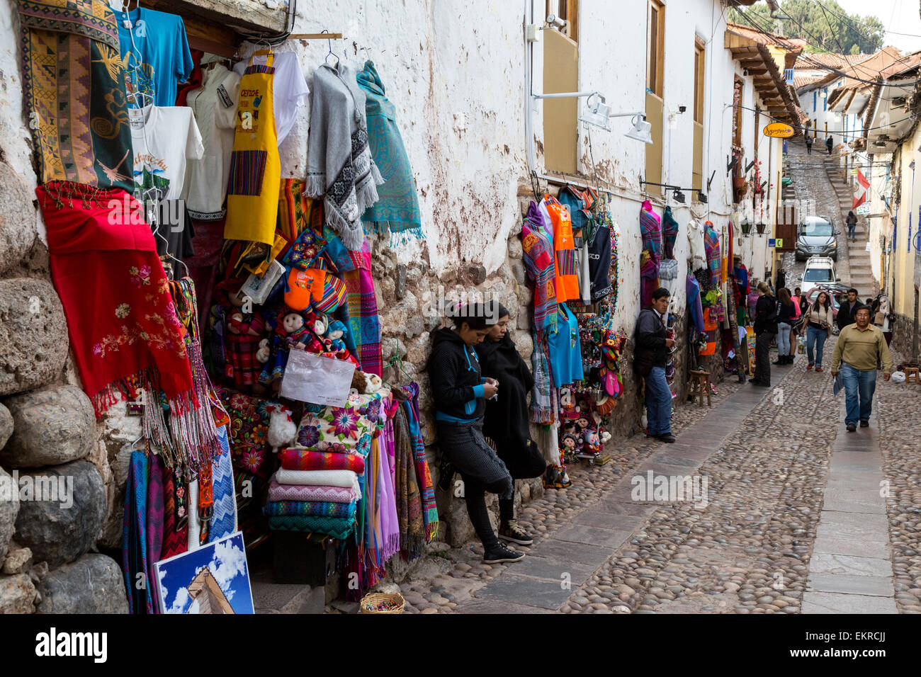 Pérou, Cusco. Scène de rue, boutiques de souvenirs. Banque D'Images
