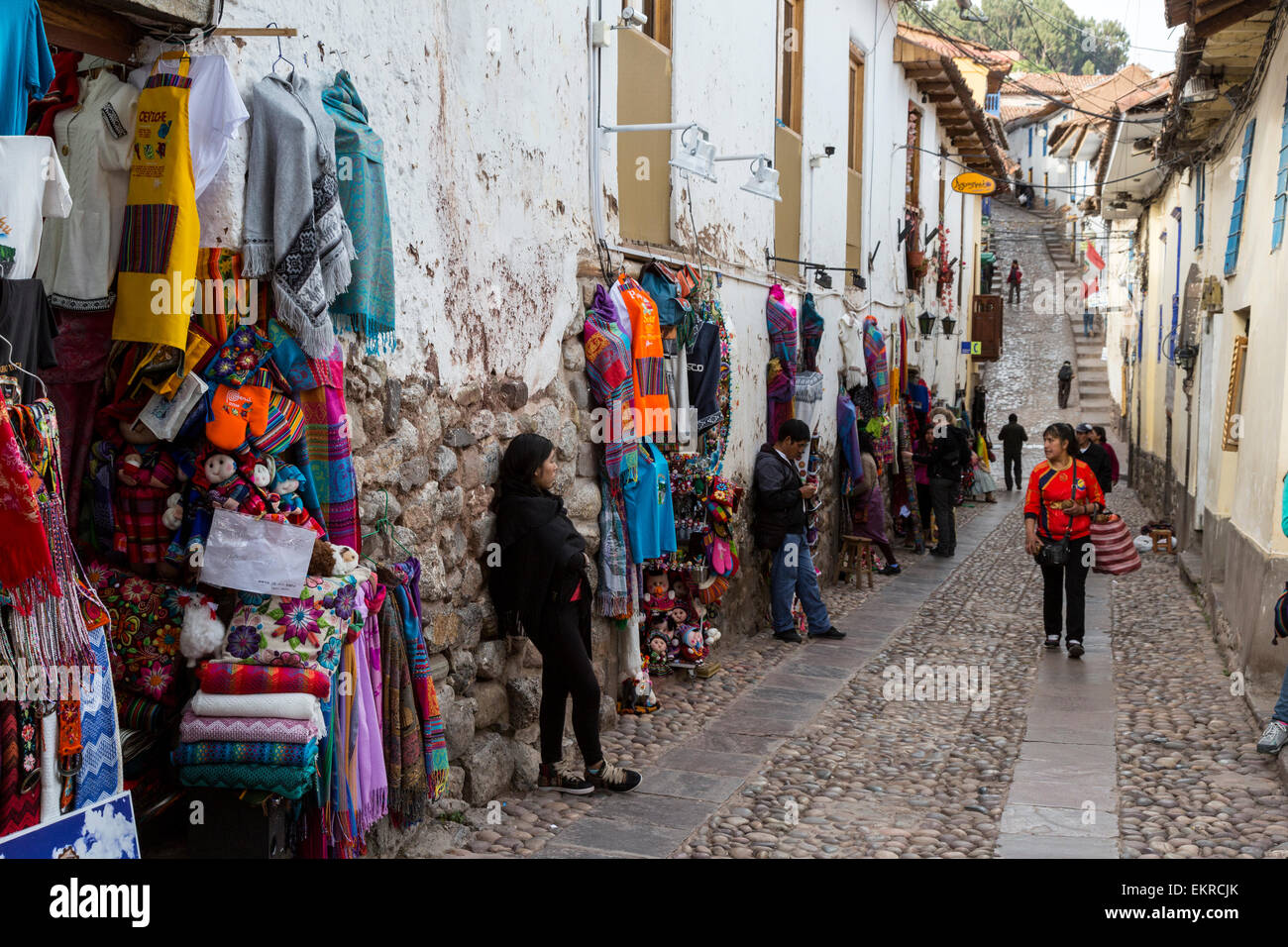 Pérou, Cusco. Scène de rue, boutiques de souvenirs. Banque D'Images