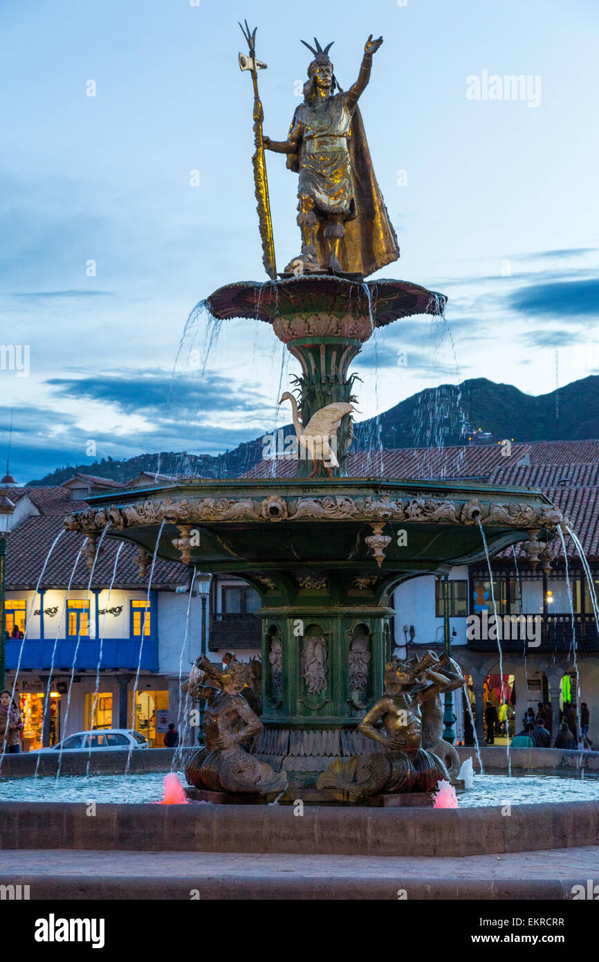 Pérou, Cusco. Roi Inca Pachacutec au-dessus de la fontaine de la Plaza de Armas. Banque D'Images