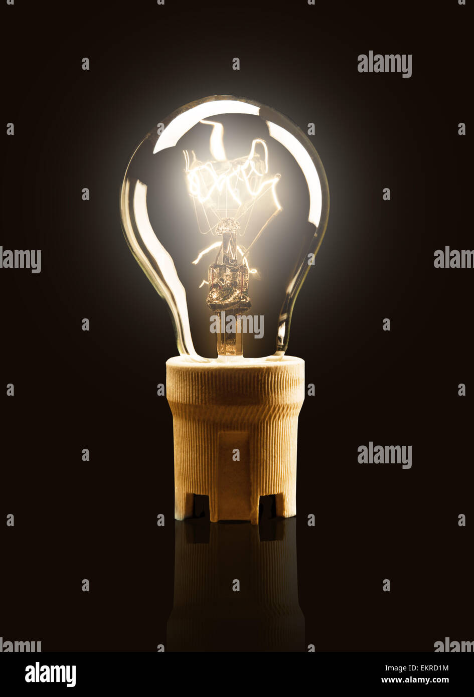 Ampoule électrique isolé sur fond noir Banque D'Images