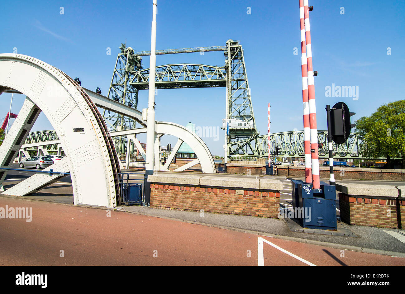 Tous les bras sont en position relevée sur une série de ponts sur un canal à Rotterdam, Pays-Bas. Les bras de la rampe indiquer lor Banque D'Images