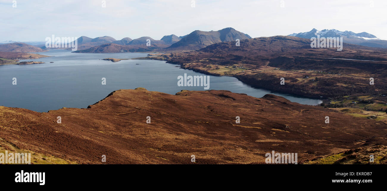 Vue sud de Ben Tianavaig, Skye, Scotland vers Cuillin rouges et noirs Banque D'Images