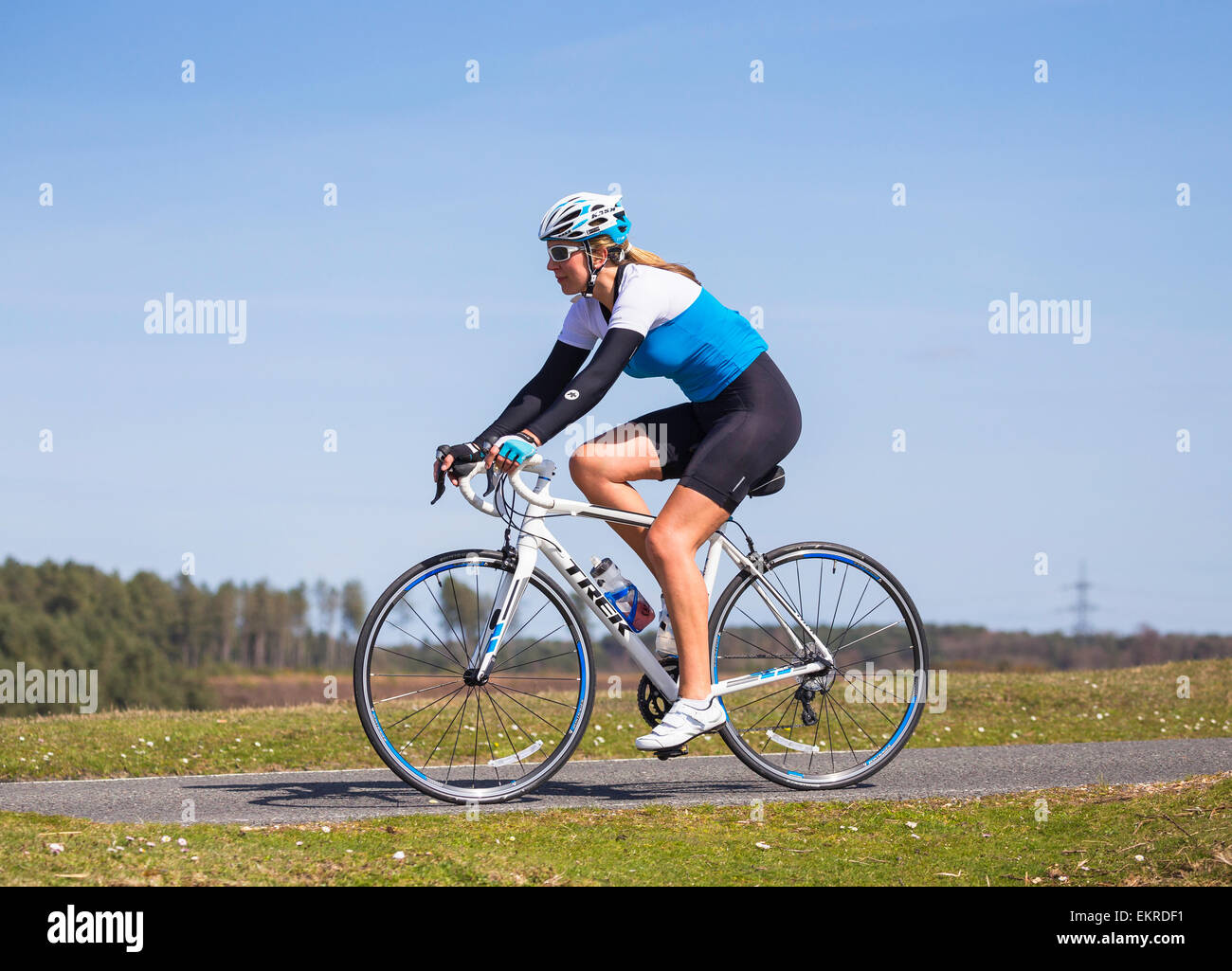 Un cycliste féminine participe à la nouvelle forêt s'agiter sur l'événement sportif Un dimanche ensoleillé au printemps Banque D'Images