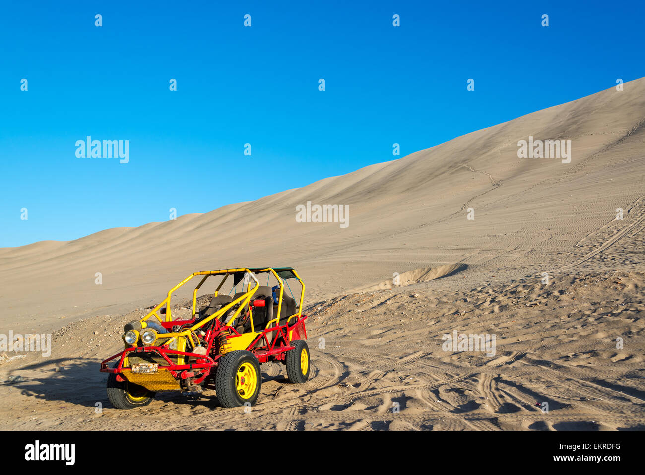 Dune Buggy au pied d'une grande dune de sable, Huacachina Pérou Banque D'Images