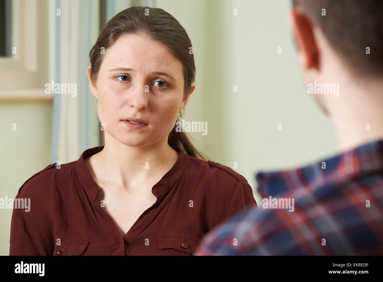 Jeune femme déprimée parler à conseiller Banque D'Images Jeune femme déprimée parler à conseiller Banque D'Images