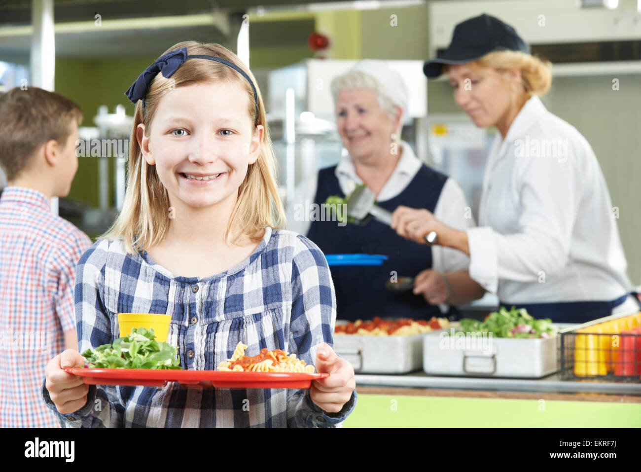 Élève de sexe féminin avec dîner santé en cantine scolaire Banque D'Images