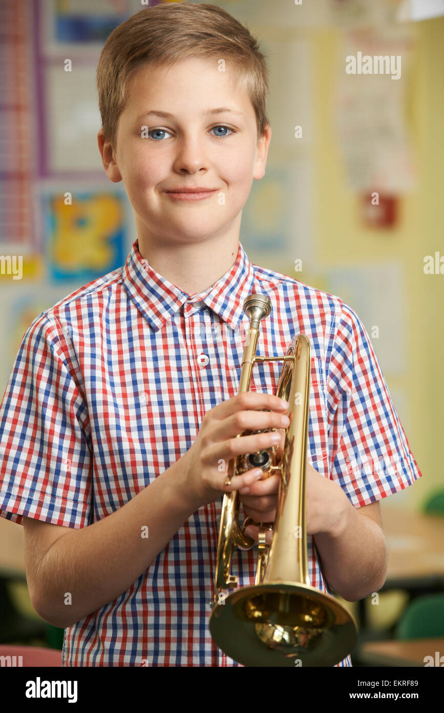 Garçon d'apprendre à jouer de la musique à l'école Leçon de trompette Banque D'Images