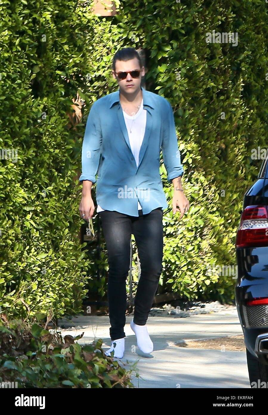 Harry Styles marcher en chaussettes blanches et avec ses cheveux attachés  en arrière vu quitter une maison à Beverly Hills avec Harry Styles : où :  Los Angeles, California, United States Quand :