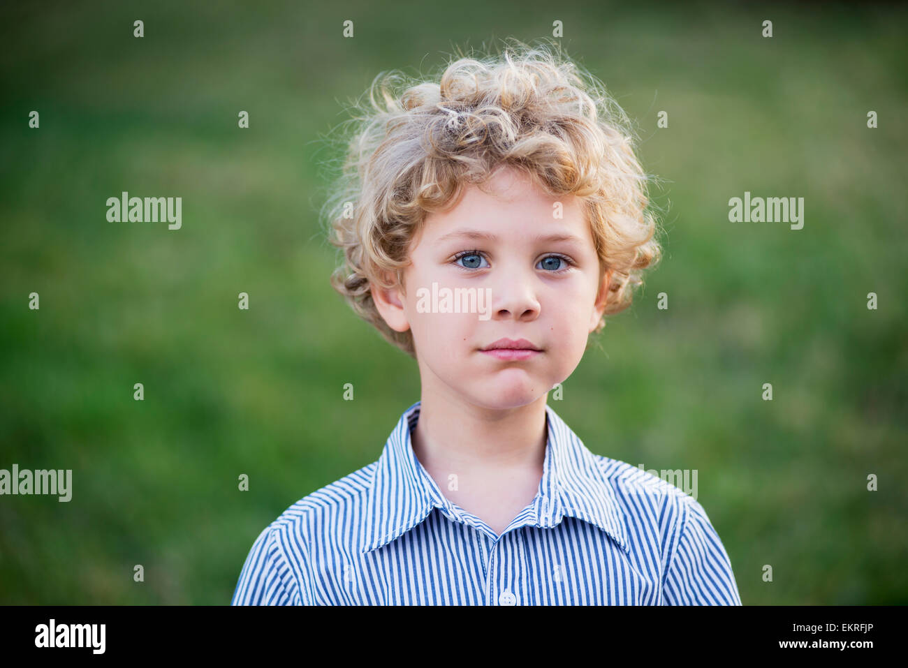 Portrait D Un Jeune Garcon Aux Cheveux Boucles Blonds Et Des Yeux Bleus Seattle Washington United States Of America Photo Stock Alamy