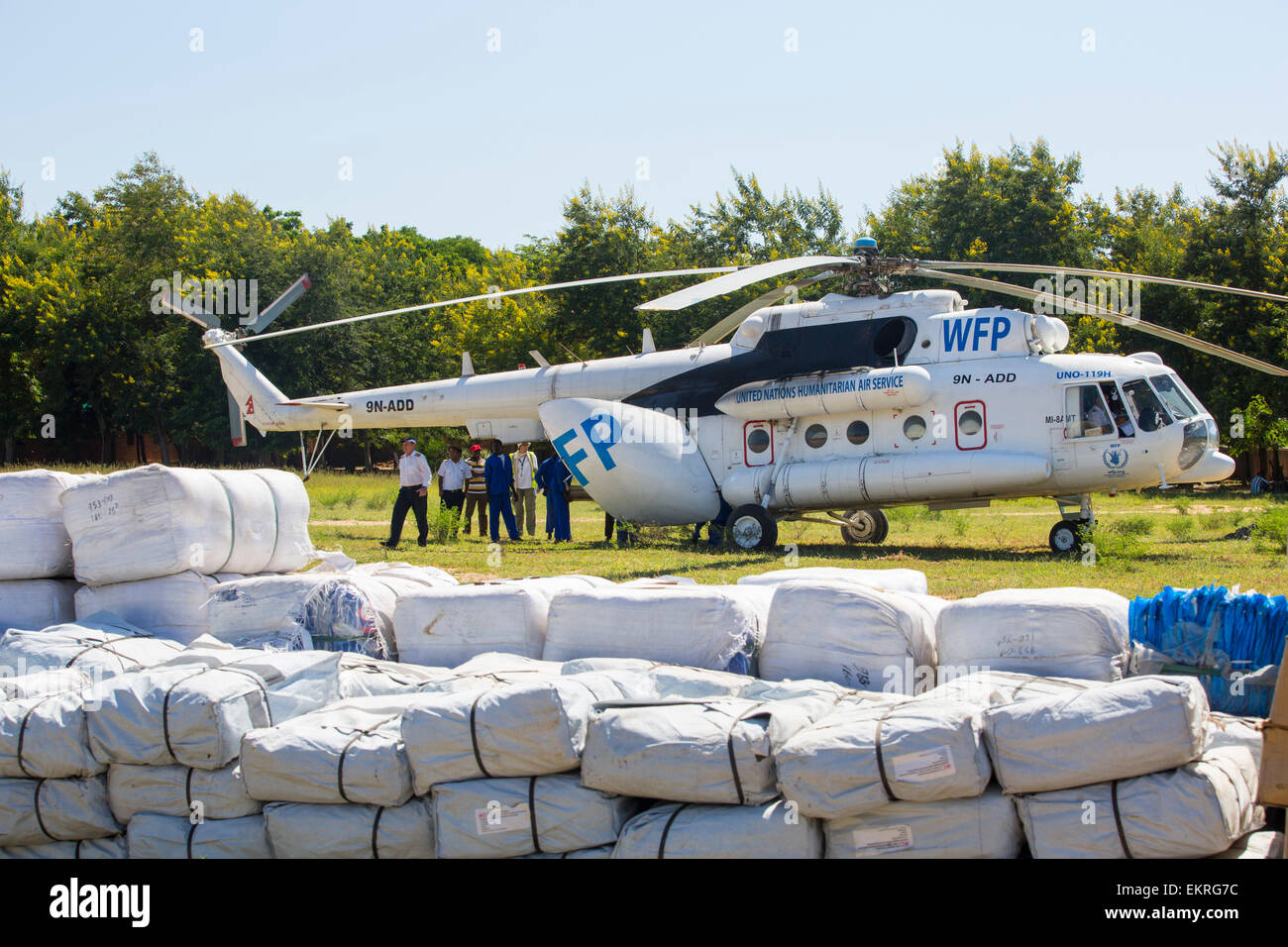 A la mi-janvier 2015, une période de trois jours de pluies excessives portées les inondations sans précédent au petit pays pauvre d'Afrique du Malawi. Il déplacé près de 250 000 personnes, a dévasté 64 000 hectares de terres, et tué plusieurs centaines de personnes. Cette photo montre un hélicoptère russe Mi8 utilisé par l'Organisation des Nations Unies, Programme alimentaire mondial pour fournir une aide alimentaire à des domaines toujours coupé par les inondations, dans Bangula. Banque D'Images
