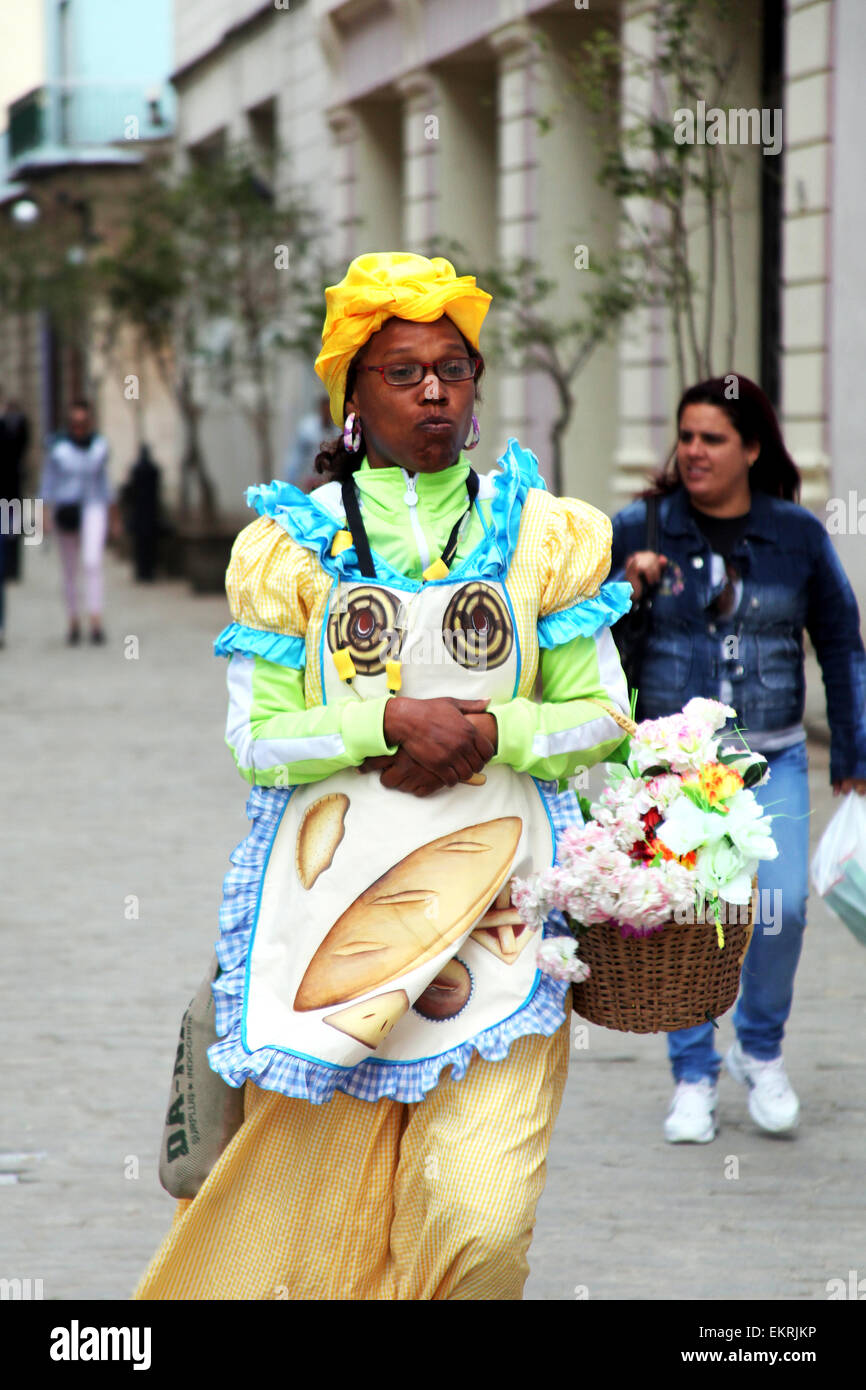 Une femme cubaine vente de fleurs à La Havane. Banque D'Images