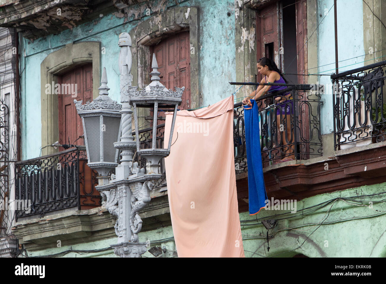 Femme à La Havane, Cuba, de raccrocher sa lave sur le balcon en face du Capitolio building Banque D'Images