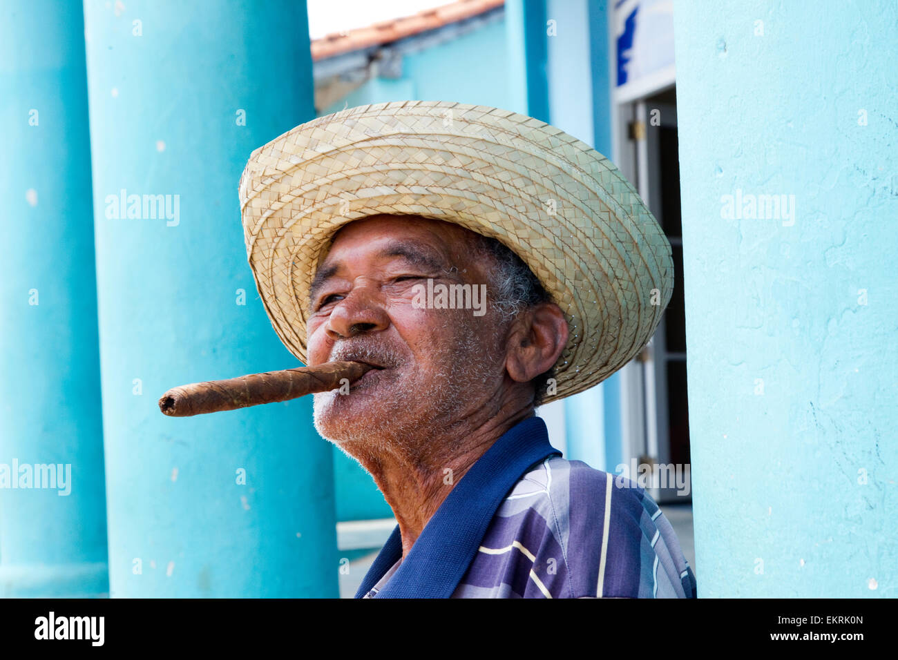 Un homme cubain en fumant un cigare de Vinales Banque D'Images