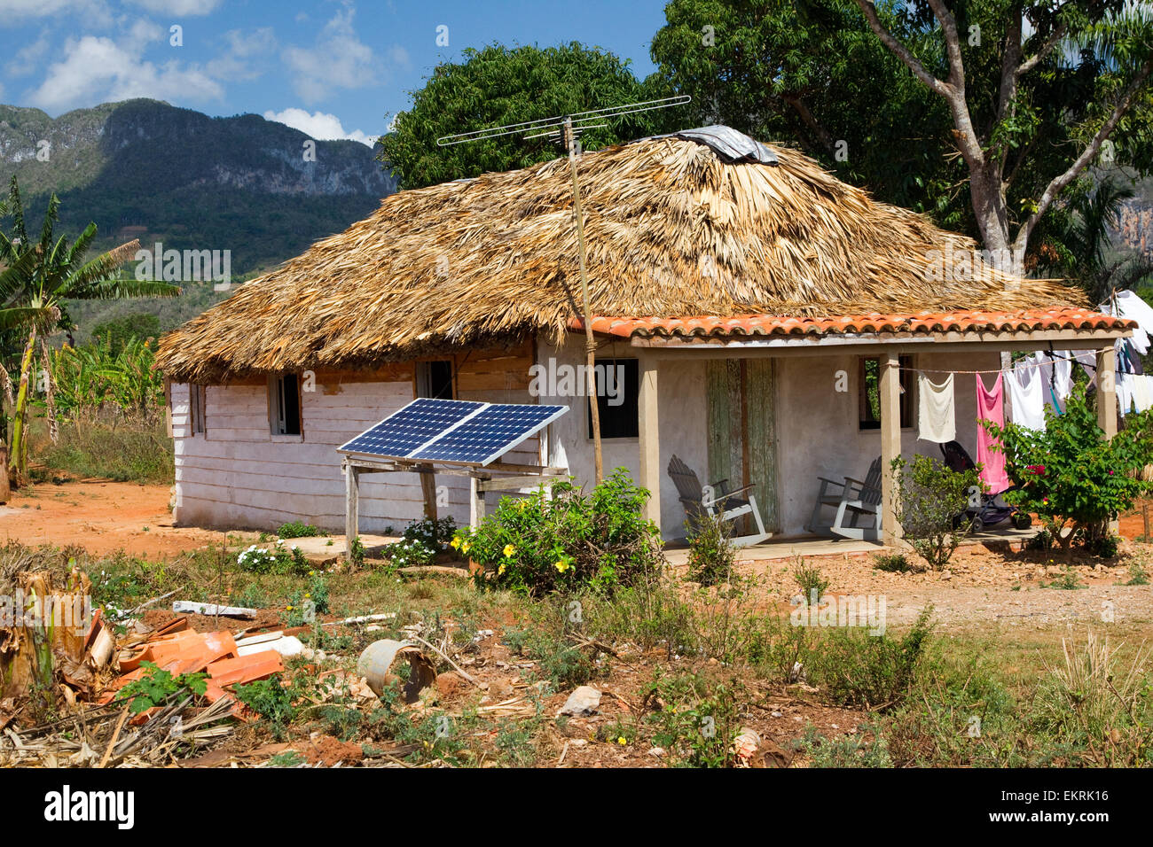 Une maison avec des panneaux solaires sur les terres agricoles dans la région de Vinales, Cuba avec les cultures et les plantations de tabac Banque D'Images